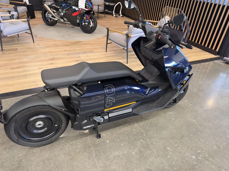 2024 BMW CE 04 - IMPERIAL BLUE METALLIC 