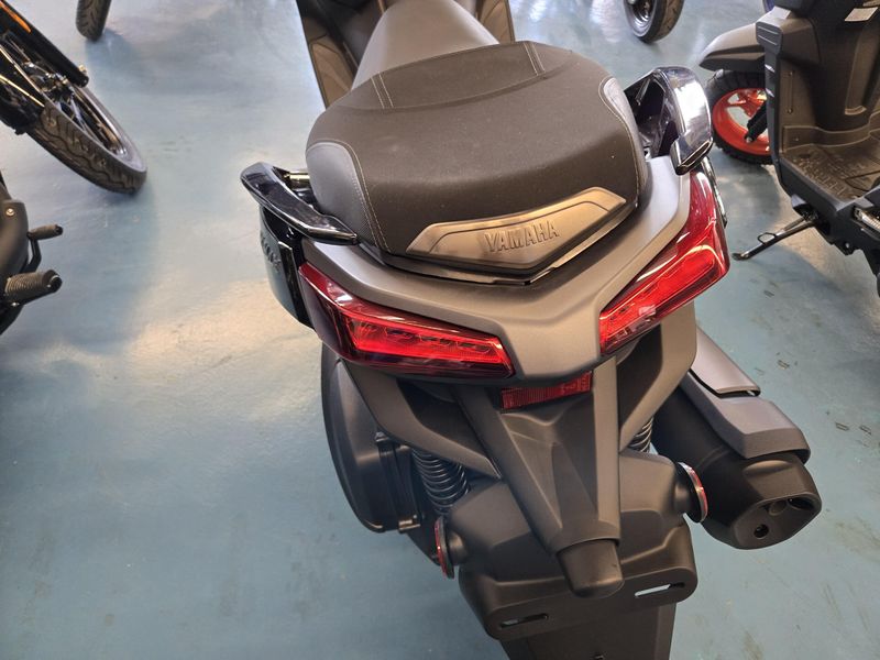 2025 Yamaha XMAX MIDNIGHT BLACK Image 13