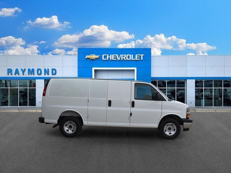 New 2026 Chevrolet Express 2500 Work VanImage 4