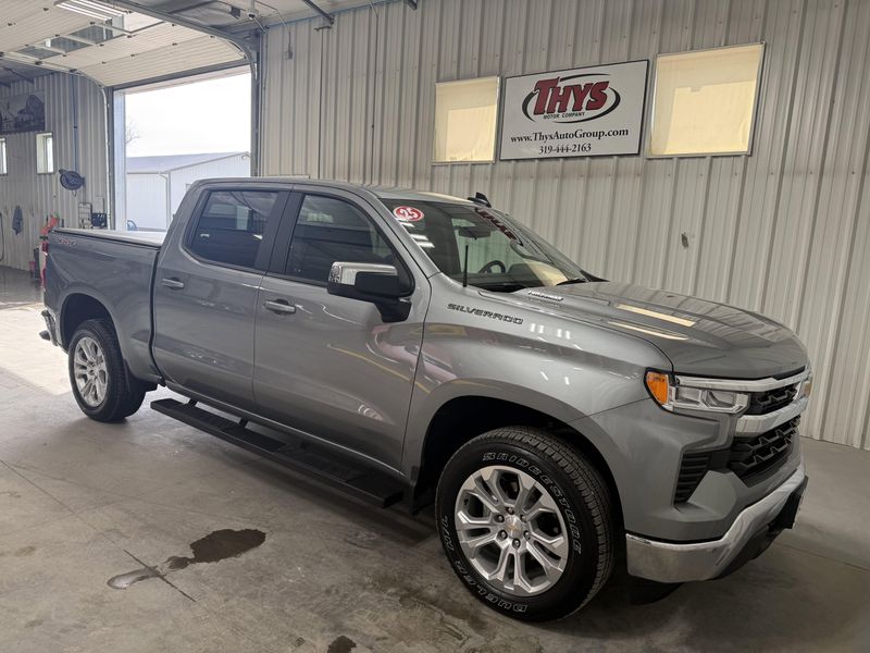 Used 2025 Chevrolet Silverado 1500 LTImage 1