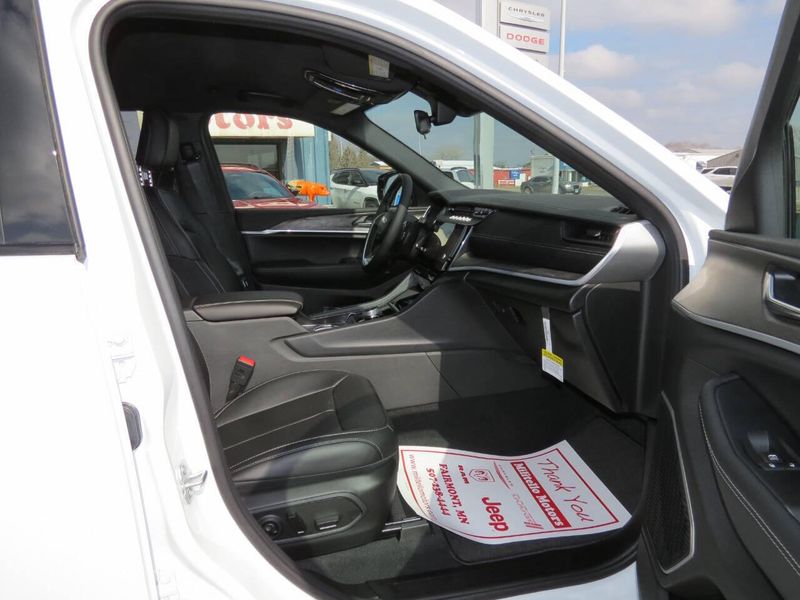 New 2026 Jeep Grand Cherokee L Limited 4x4Image 8