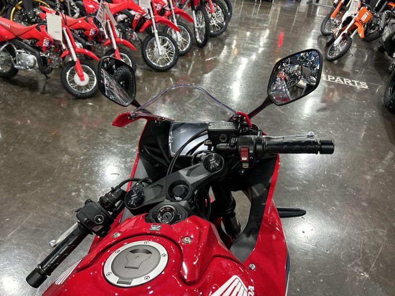 New 2026 Honda CBR650R E-CLUTCH Image 15