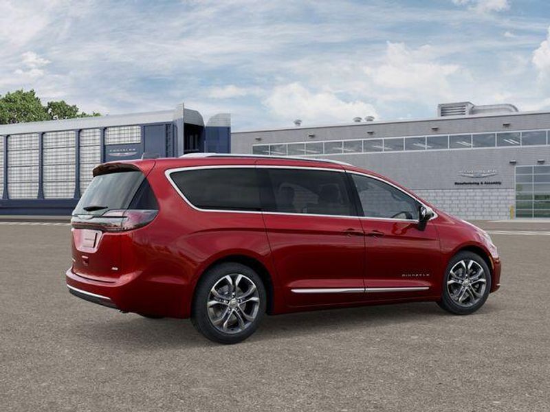 New 2026 Chrysler Pacifica Pinnacle AwdImage 4