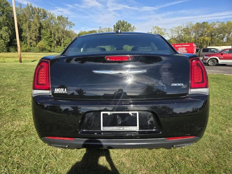 2019 Chrysler 300 S photo 2