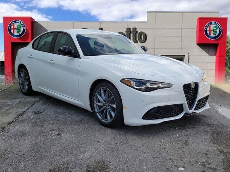 2025 Alfa Romeo Giulia photo 3