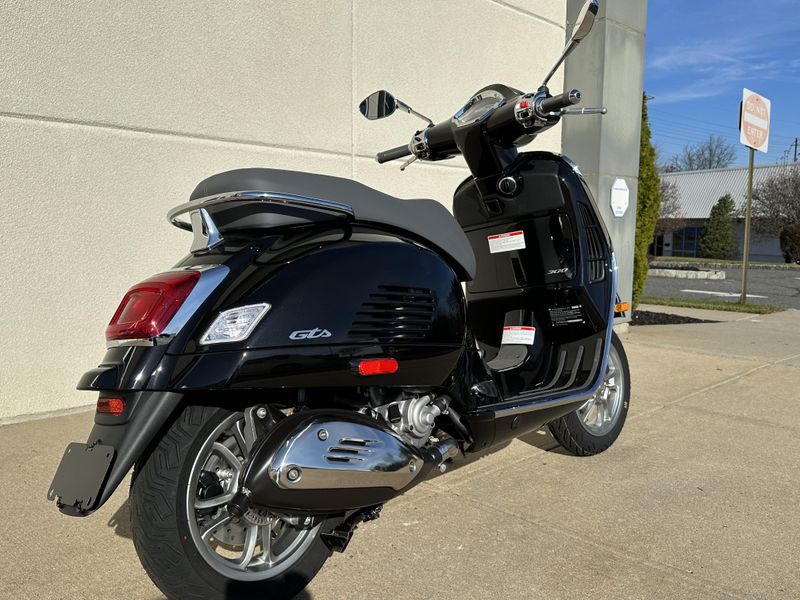 2024 Vespa GTS 300Image 3