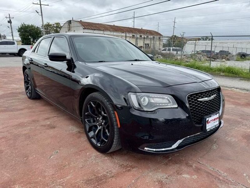 Used 2019 Chrysler 300 TouringImage 3