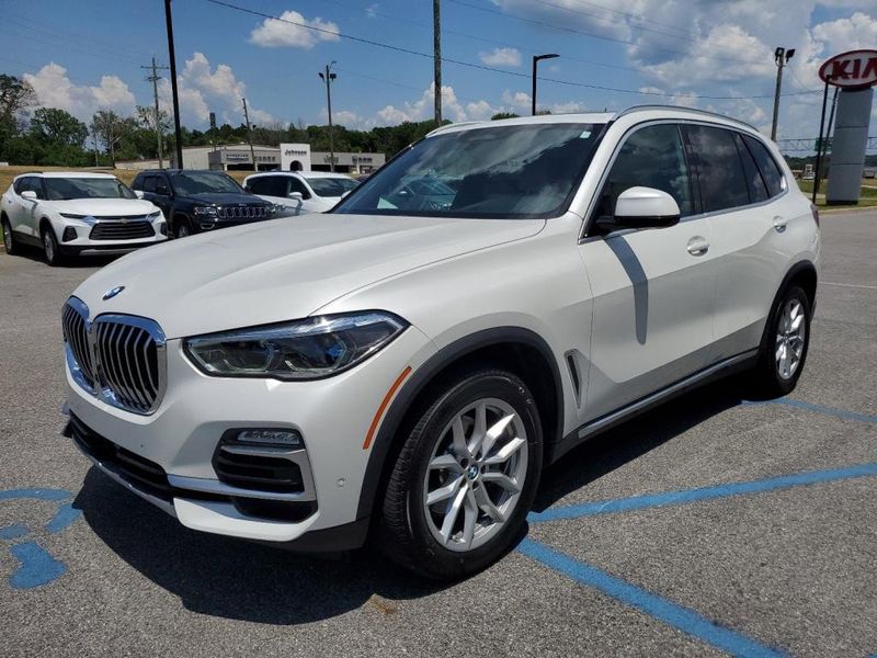 2020 BMW X5 Sports Activity Vehicle xDrive40i in a Mineral White Metallic exterior color and Ivory Whiteinterior. Johnson Dodge 601-693-6343 pixelmotiondemo.com 