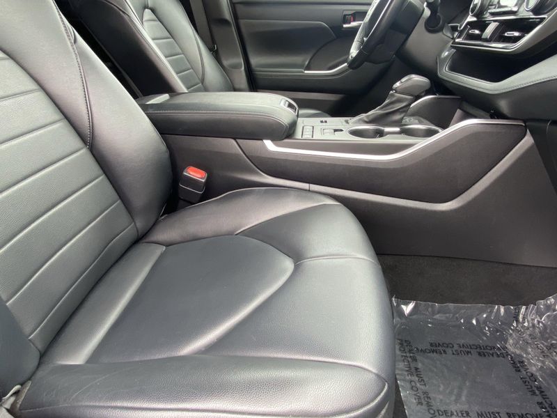 2022 Toyota Highlander XLEImage 12