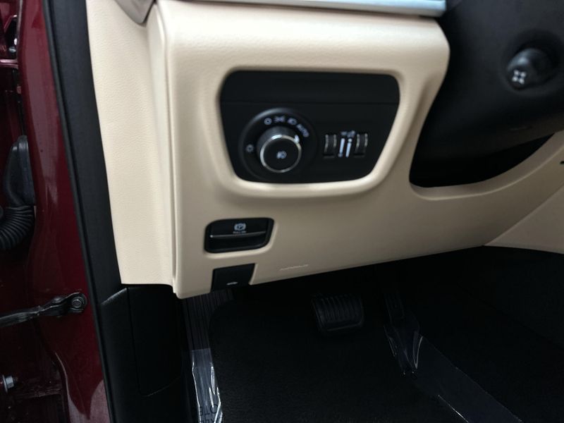 Used 2025 Jeep Grand Cherokee LimitedImage 4