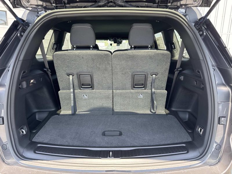 New 2026 Jeep Grand Cherokee L Laredo 4x2