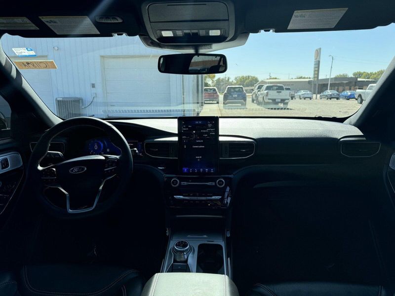 2024 Ford Explorer STImage 16