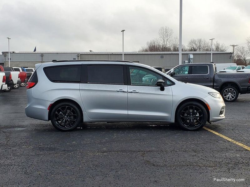 New 2026 Chrysler Pacifica Select