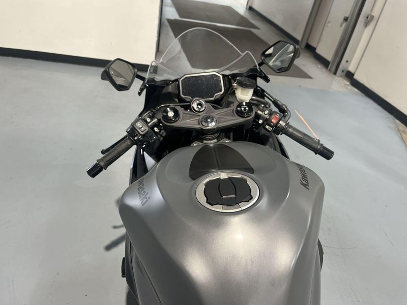 2025 Kawasaki Ninja�� ZX���-6R ABS KRT Edition Image 12