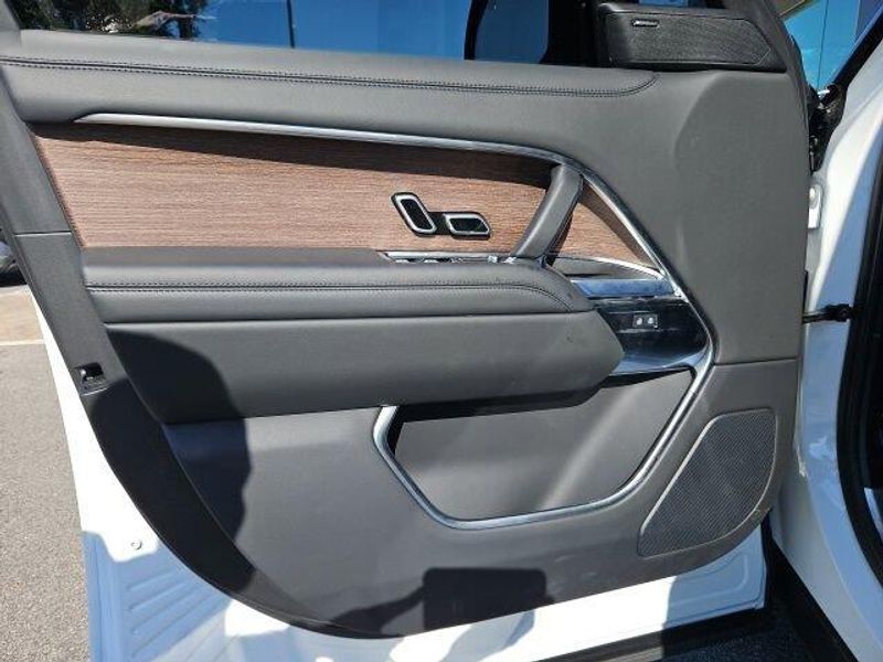 Used 2025 Land Rover Range Rover SE