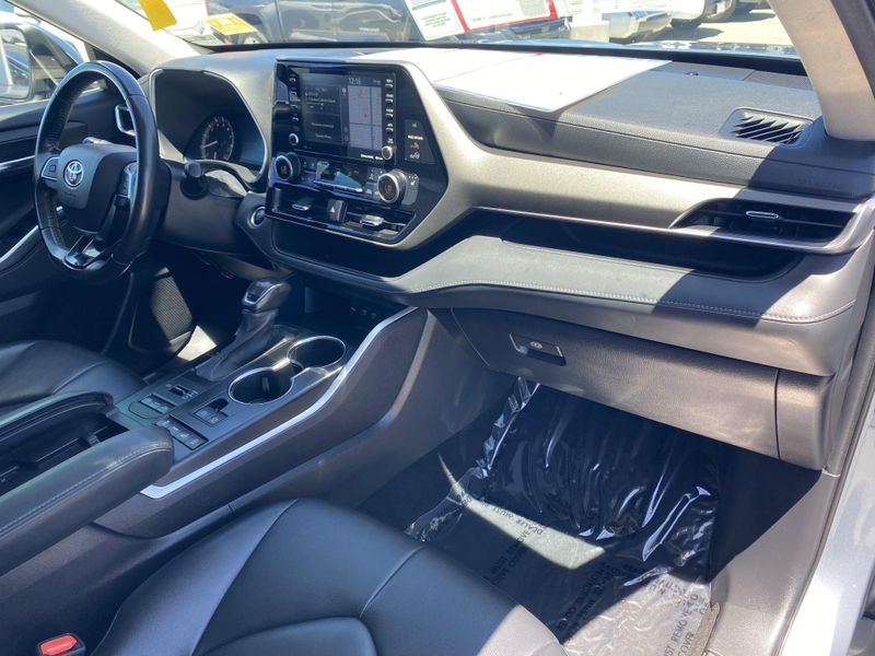 Used 2021 Toyota Highlander XLEImage 9