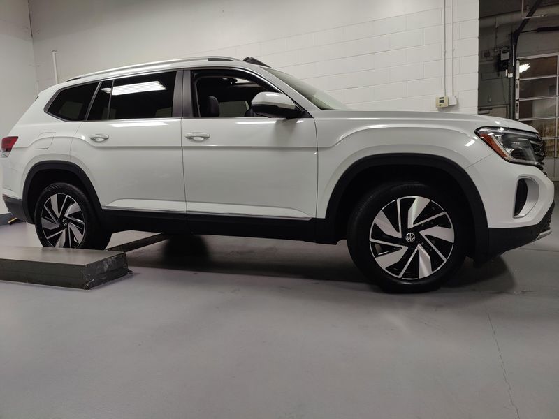 2024 Volkswagen Atlas SEL photo 3