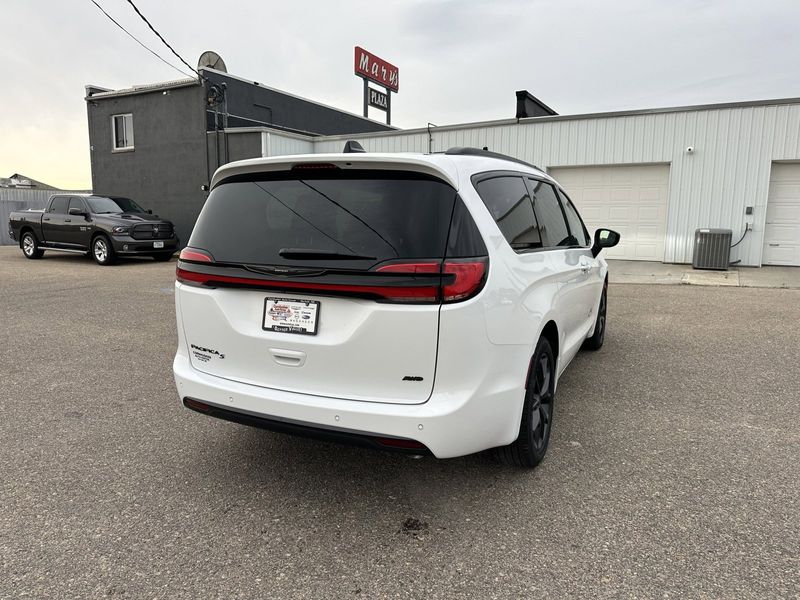 2024 Chrysler Pacifica Touring L AwdImage 10