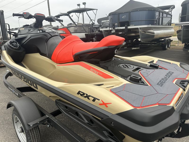 2025 SEADOO RXTX 325 WITH SOUND SYSTEM METALLIC TAN AND LAVA RED Image 14