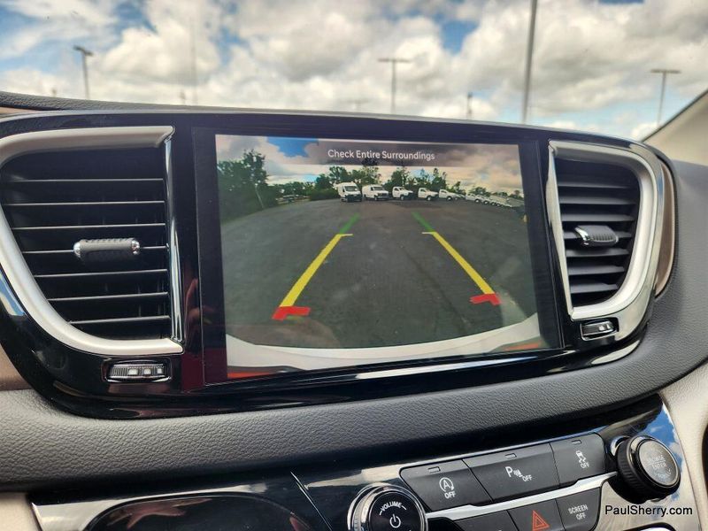 Used 2022 Chrysler Voyager LXImage 4
