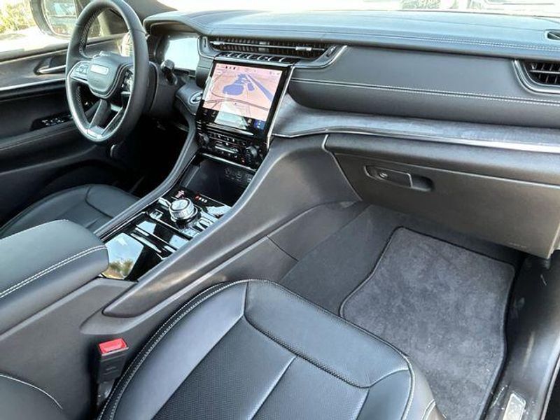 New 2024 Jeep Grand Cherokee L Overland 4x4Image 16