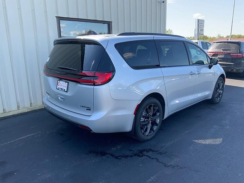 2026 Chrysler Pacifica Limited photo 5