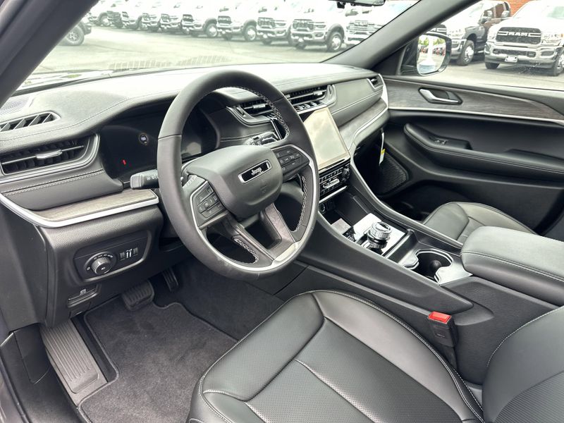 New 2025 Jeep Grand Cherokee L Limited 4x4Image 21