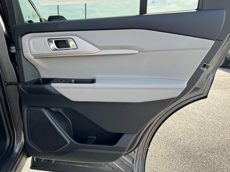 2025 Ford Explorer photo 17