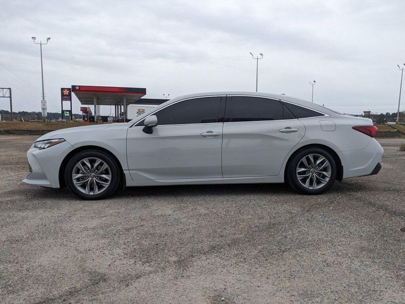 2022 Toyota Avalon Hybrid XLE in a Ice Edge exterior color and Blackinterior. Johnson Dodge 601-693-6343 pixelmotiondemo.com 