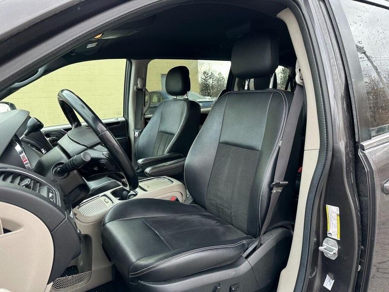 2019 Dodge Grand Caravan SXTImage 16