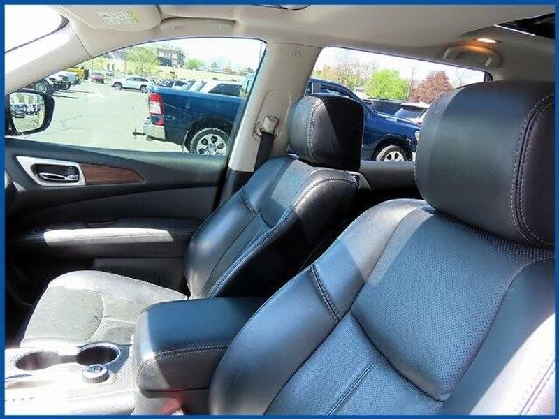 2017 Nissan Pathfinder PlatinumImage 15