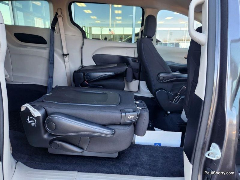 2022 Chrysler Voyager LXImage 48