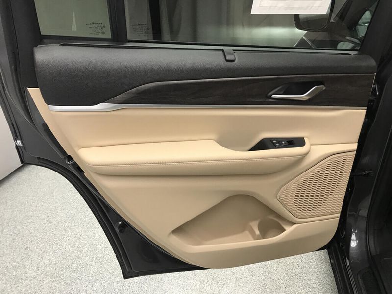 Used 2023 Jeep Grand Cherokee L LimitedImage 13