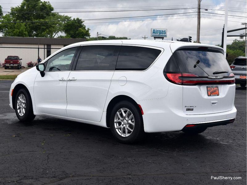 New 2025 Chrysler Pacifica SelectImage 11