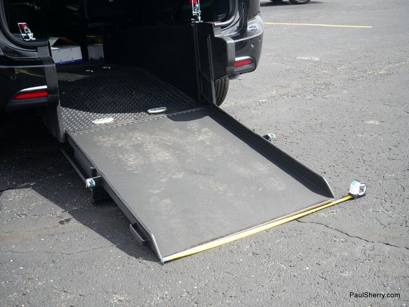 Used 2025 Chrysler Pacifica Select