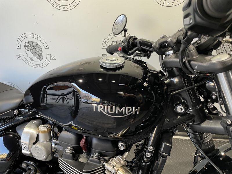 2025 Triumph BONNEVILLE BOBBER