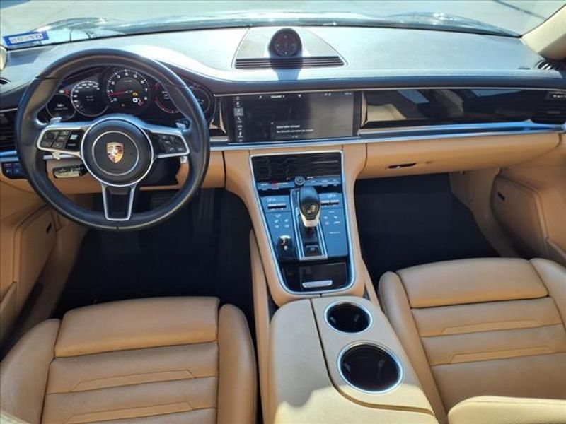 2017 Porsche Panamera BaseImage 4