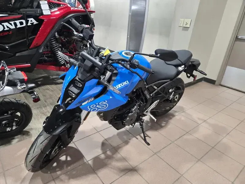 2025 Suzuki GSX8S GLASS SPARKLE BLACK AND PEARL COSMIC BLUE Image 5