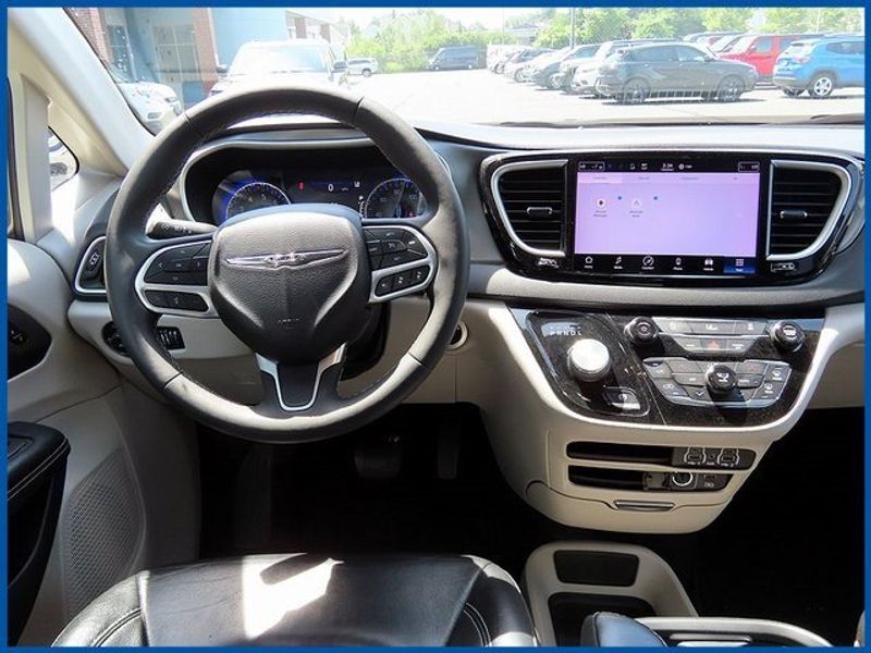 2022 Chrysler Pacifica Touring LImage 12