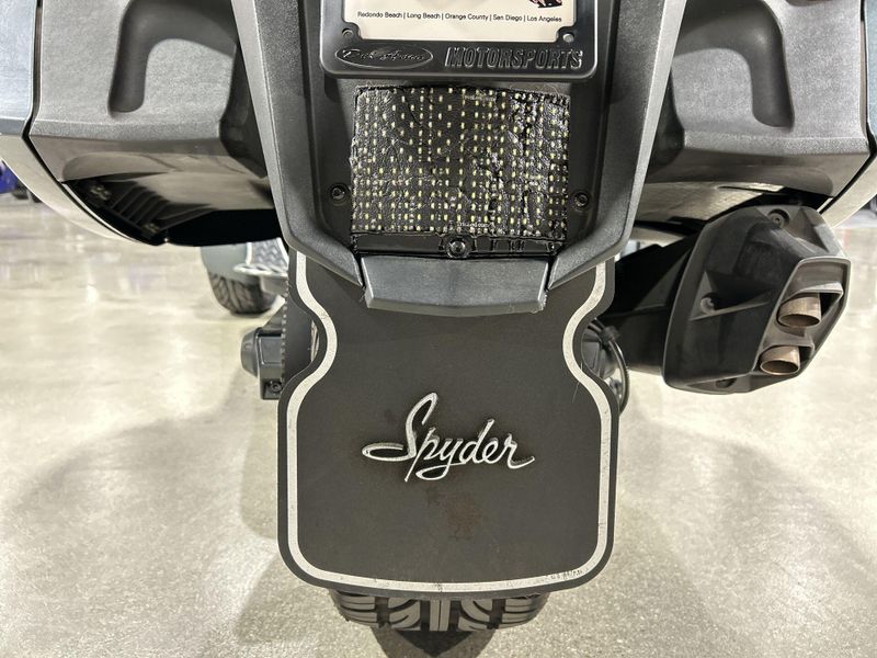 2018 Can-Am SPYDER RT-SE6  in a GREY exterior color. Del Amo Motorsports of Redondo Beach (424) 390-7811 delamomotorsports.com 