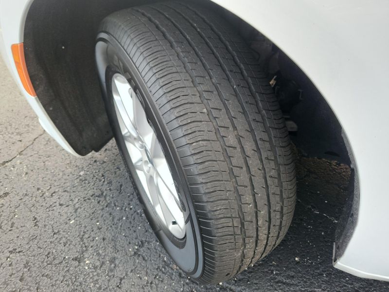 Used 2025 Chrysler Pacifica Select