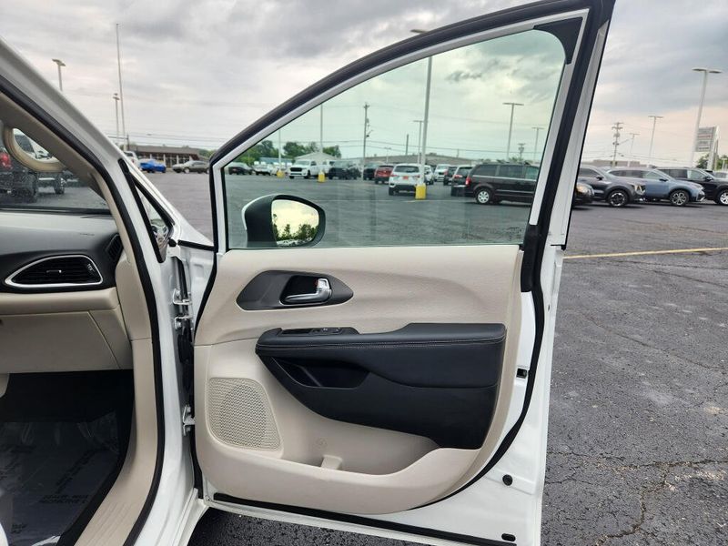 Used 2023 Chrysler Pacifica Touring L