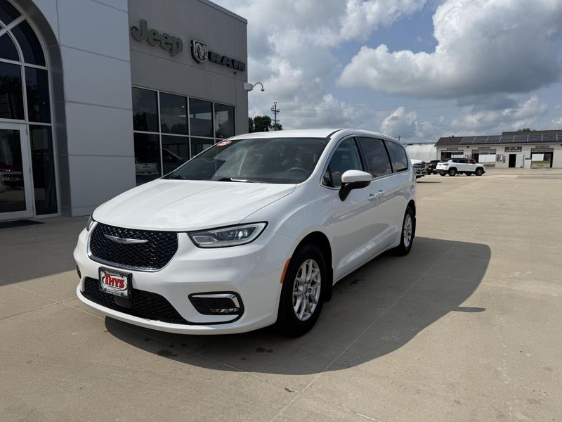 Used 2023 Chrysler Pacifica Touring LImage 32