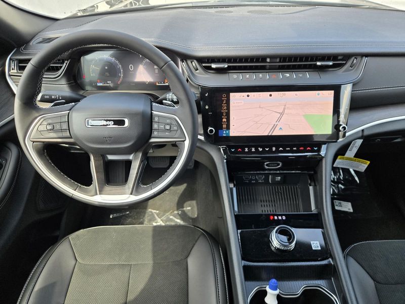 New 2026 Jeep Grand Cherokee Laredo Altitude 4x2