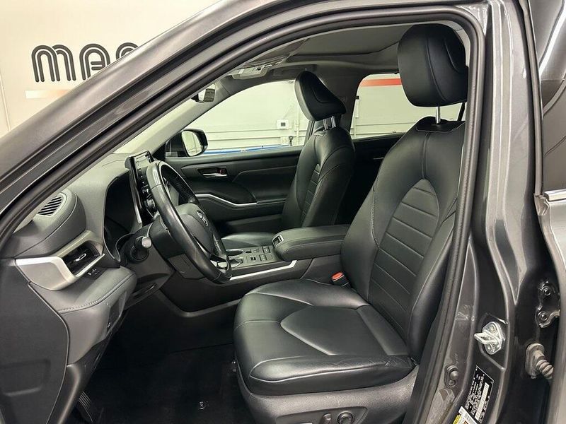 2021 Toyota Highlander XLE photo 19