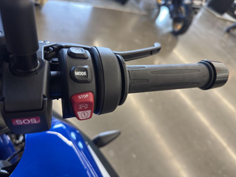 2026 BMW R 1300 R - RACING BLUE METALLIC 