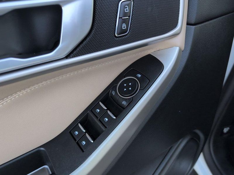 2023 Ford Explorer XLTImage 12