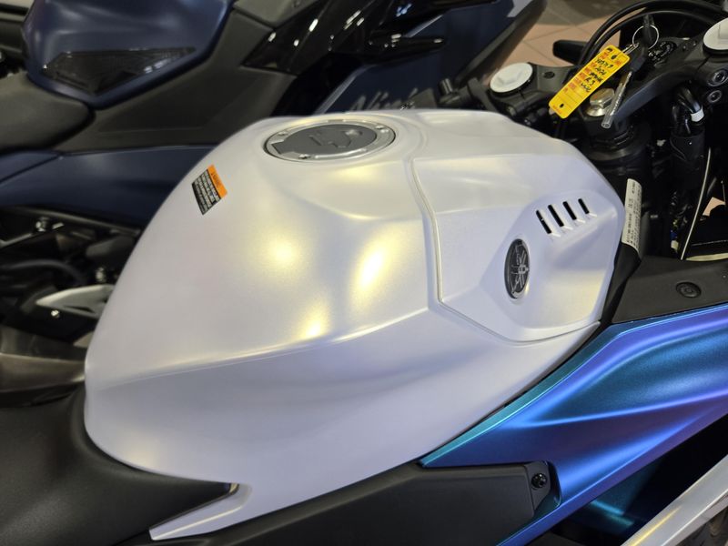 NEW 2025 YAMAHA YZFR3 ABS Image 5