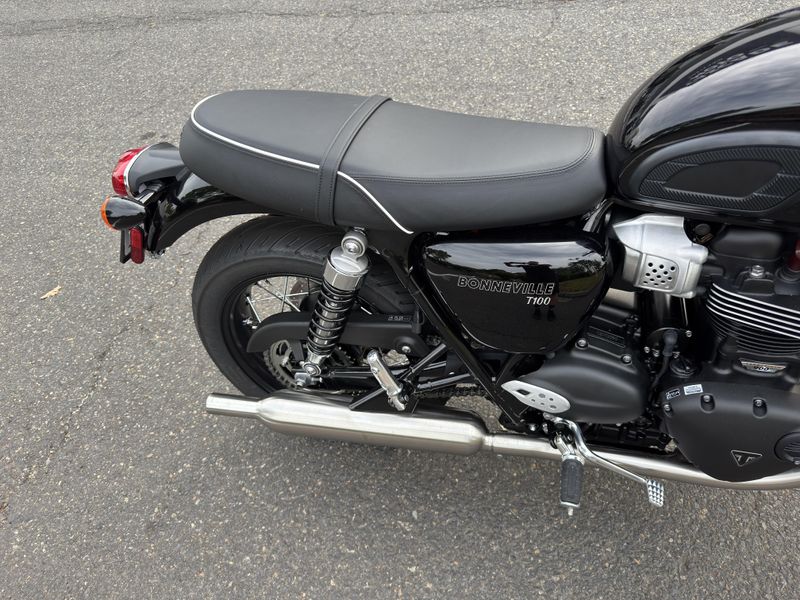 2025 Triumph Bonneville T100 - JET BLACK 