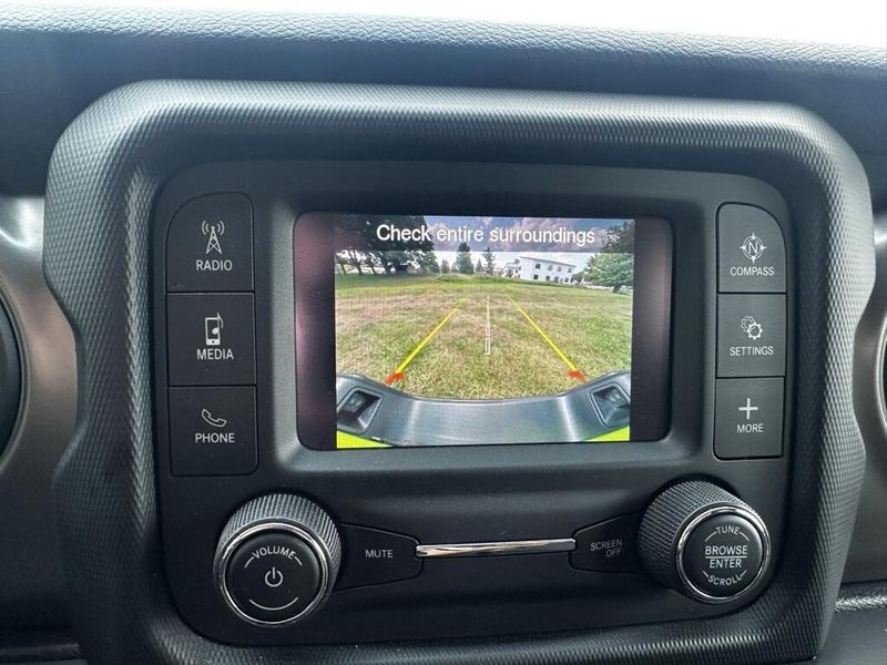 2021 Jeep Gladiator Sport photo 14
